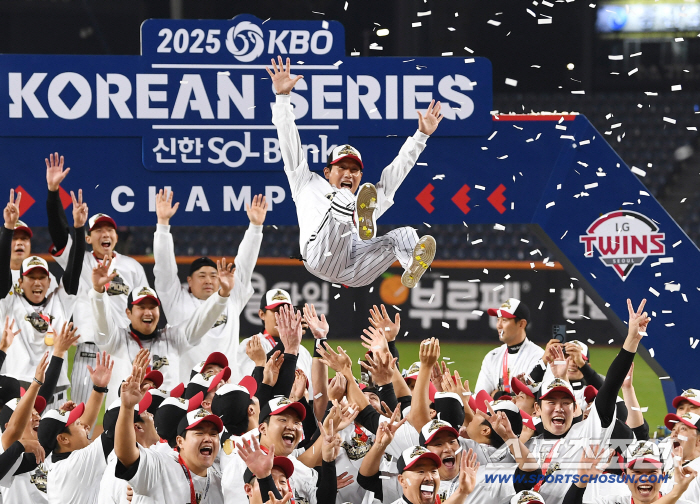 "톨허스트에게 7회에 던져달라고 무릎꿇었다." 9kg 빠진 염갈량. "2년 연속 우승위해 일주일만 즐기겠다"[KS5]