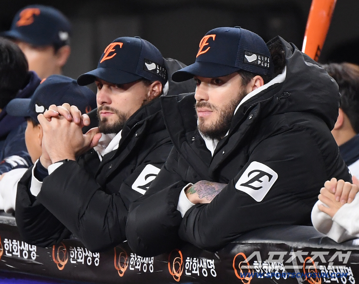 이별일까, LG 우승 세리머니 지켜본 폰세…"내년에 갚아줄 건가요?" 대…