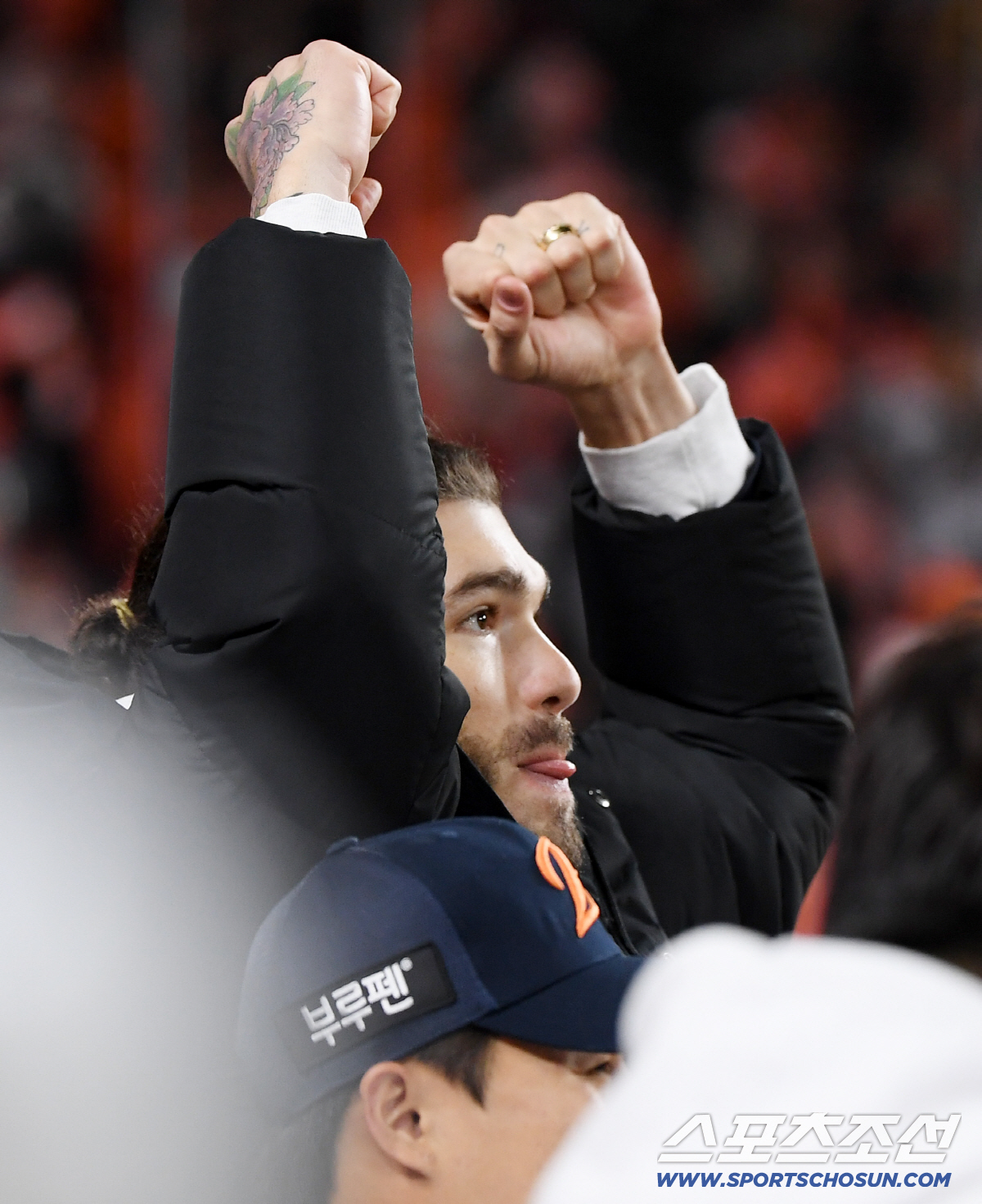 이별일까, LG 우승 세리머니 지켜본 폰세…"내년에 갚아줄 건가요?" 대…