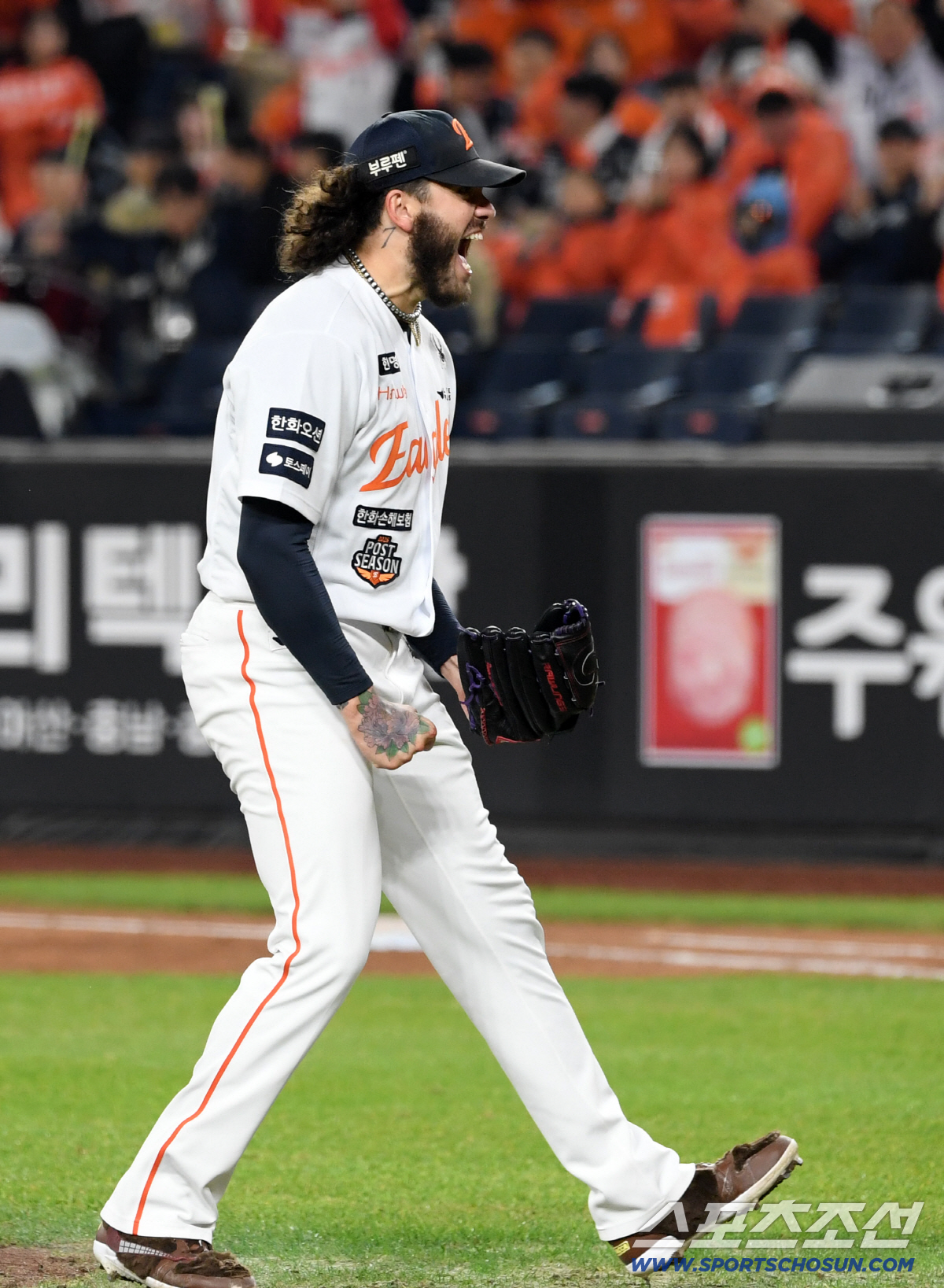 이별일까, LG 우승 세리머니 지켜본 폰세…"내년에 갚아줄 건가요?" 대…