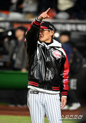 우승 순간 팬 잊지 않은 염갈량의 날카로운 손짓, '인사가 먼저야!'[대전 현장]