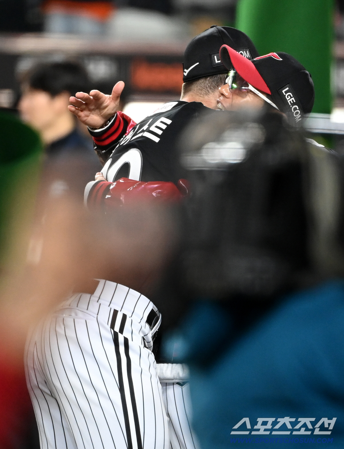 우승 순간 팬 잊지 않은 염갈량의 날카로운 손짓, '인사가 먼저야!'[대…