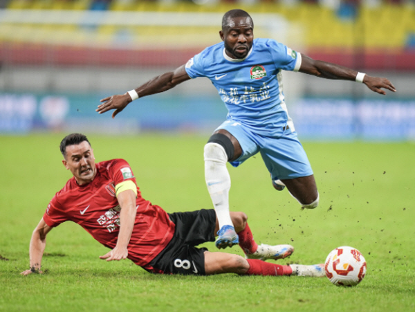 "원숭이 울음소리+가운뎃손가락 욕" 중국서 발생한 '충격적 인종차별'…'…