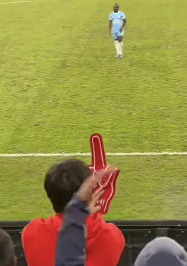 "원숭이 울음소리+가운뎃손가락 욕" 중국서 발생한 '충격적 인종차별'…'…