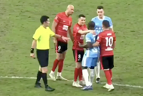 "원숭이 울음소리+가운뎃손가락 욕" 중국서 발생한 '충격적 인종차별'…'…