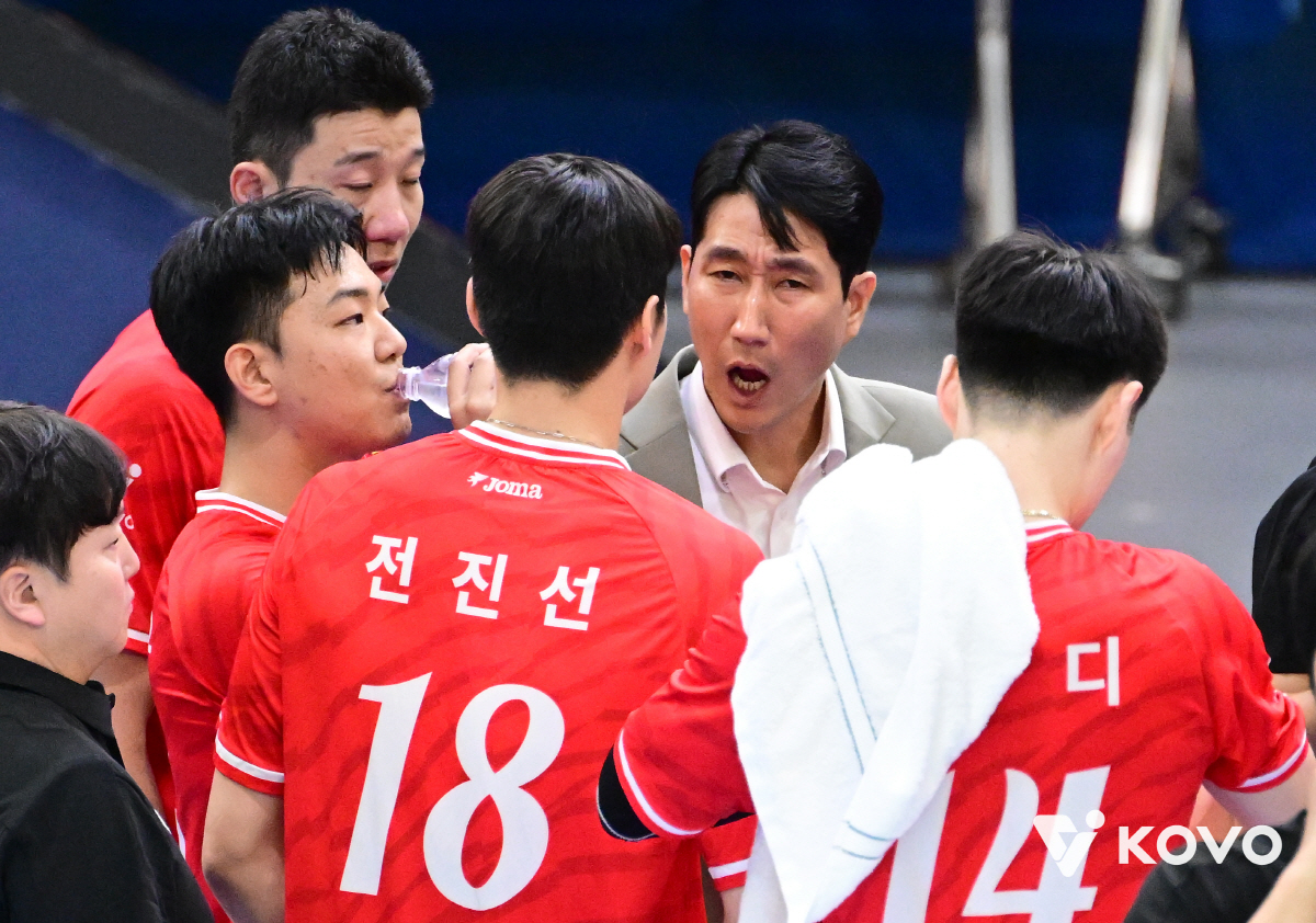 3연패 끝났다! 한국전력, 시즌 첫 승 제물은 삼성화재 → 3-1 완파