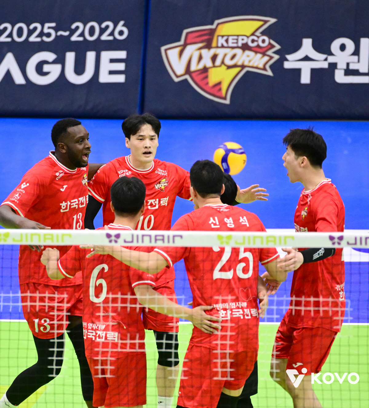 3연패 끝났다! 한국전력, 시즌 첫 승 제물은 삼성화재 → 3-1 완파