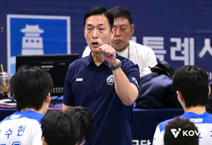 첫 승 제물이라니.. 감독 표정이 굳었다 → 쏟아진 범실 "그 이유를 알면"