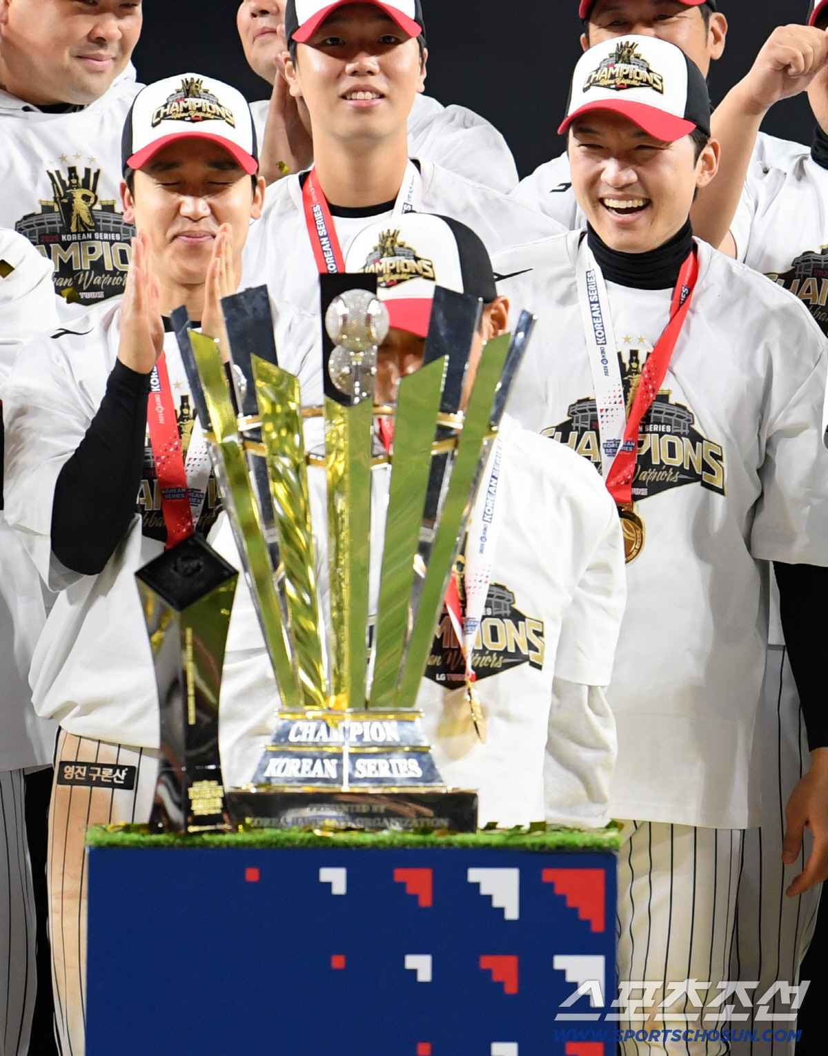 [포토] 통합우승 LG 염경엽 감독 '챔피언 트로피'