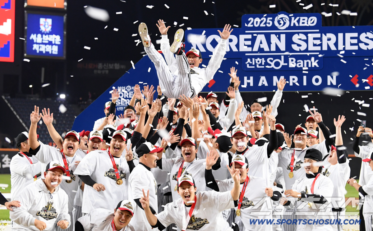[포토] 한국시리즈 우승 염경엽 감독 '영광스러운 순간'