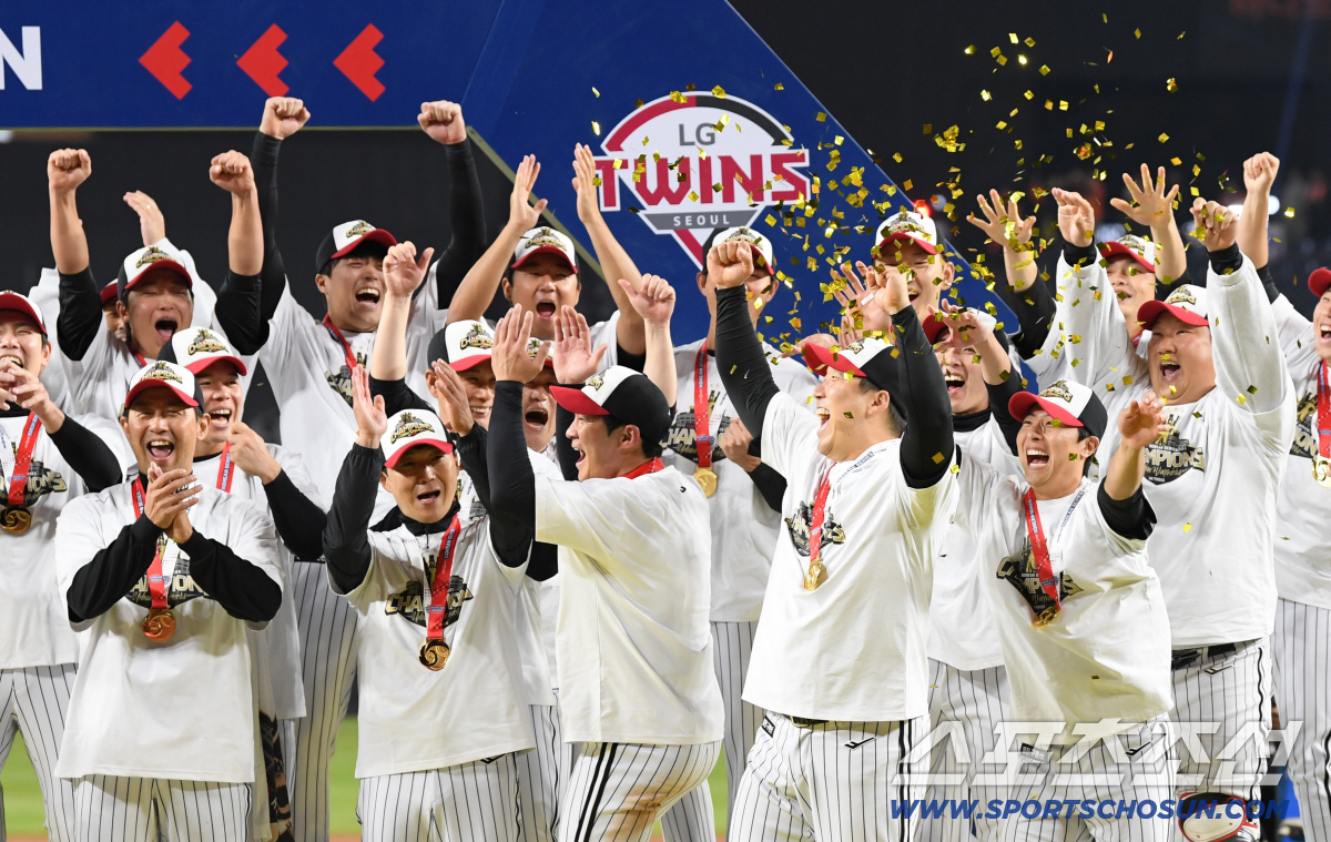 [포토] 한국시리즈 MVP 김현수 '해냈다'