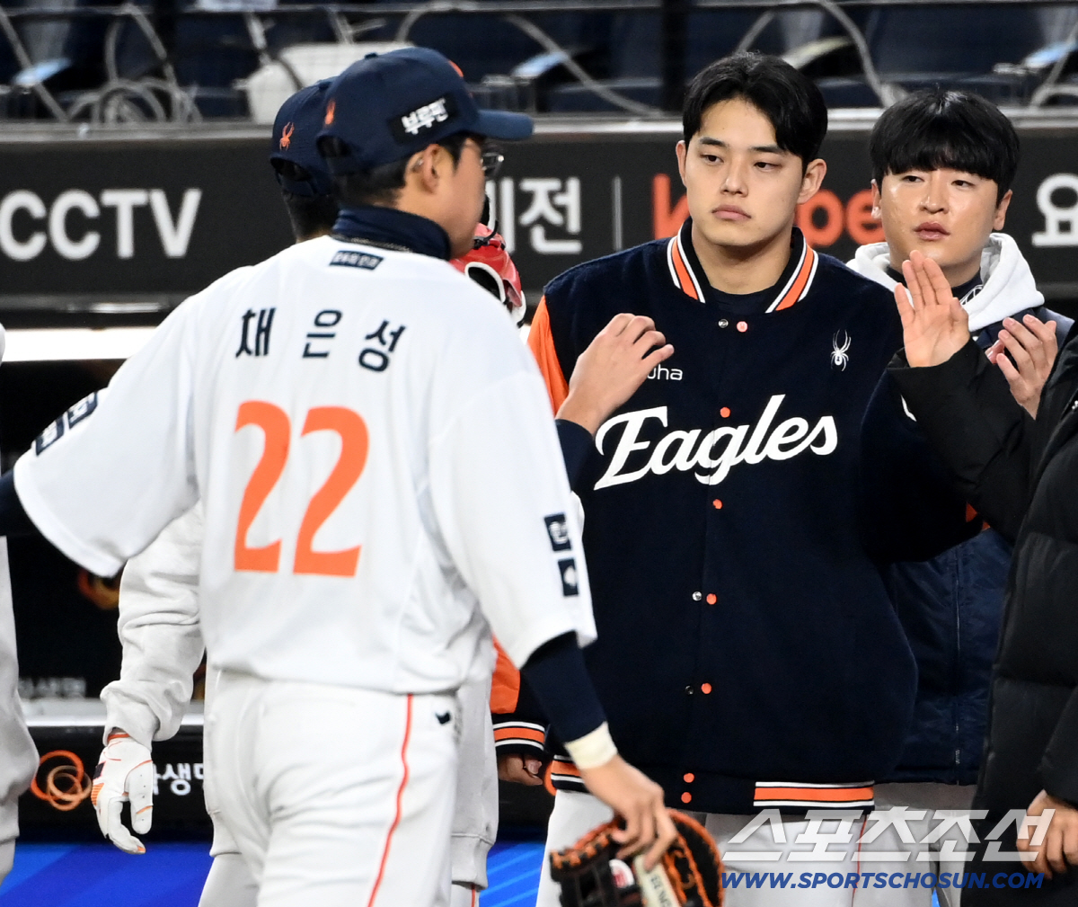 한화는 도대체 어떤 싸움을.. LG도 5차전이 한계였다 → 체력 다 끝났…