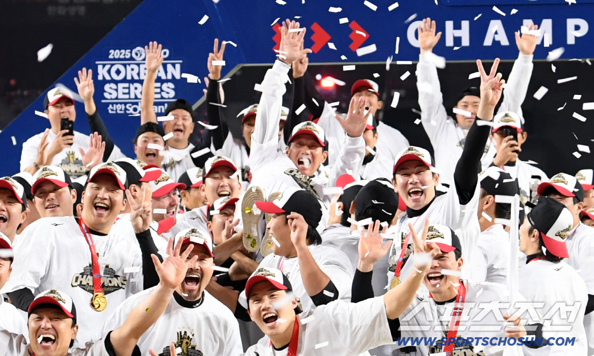 [포토] 한국시리즈 우승 염경엽 감독 '잊지 못할 순간'