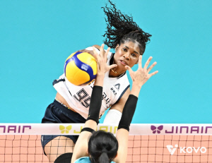 '카메룬 괴물 개인 新 45점 대폭격' 도로공사 1위 도약, GS 꺾고 3연승 질주[장충 리뷰]