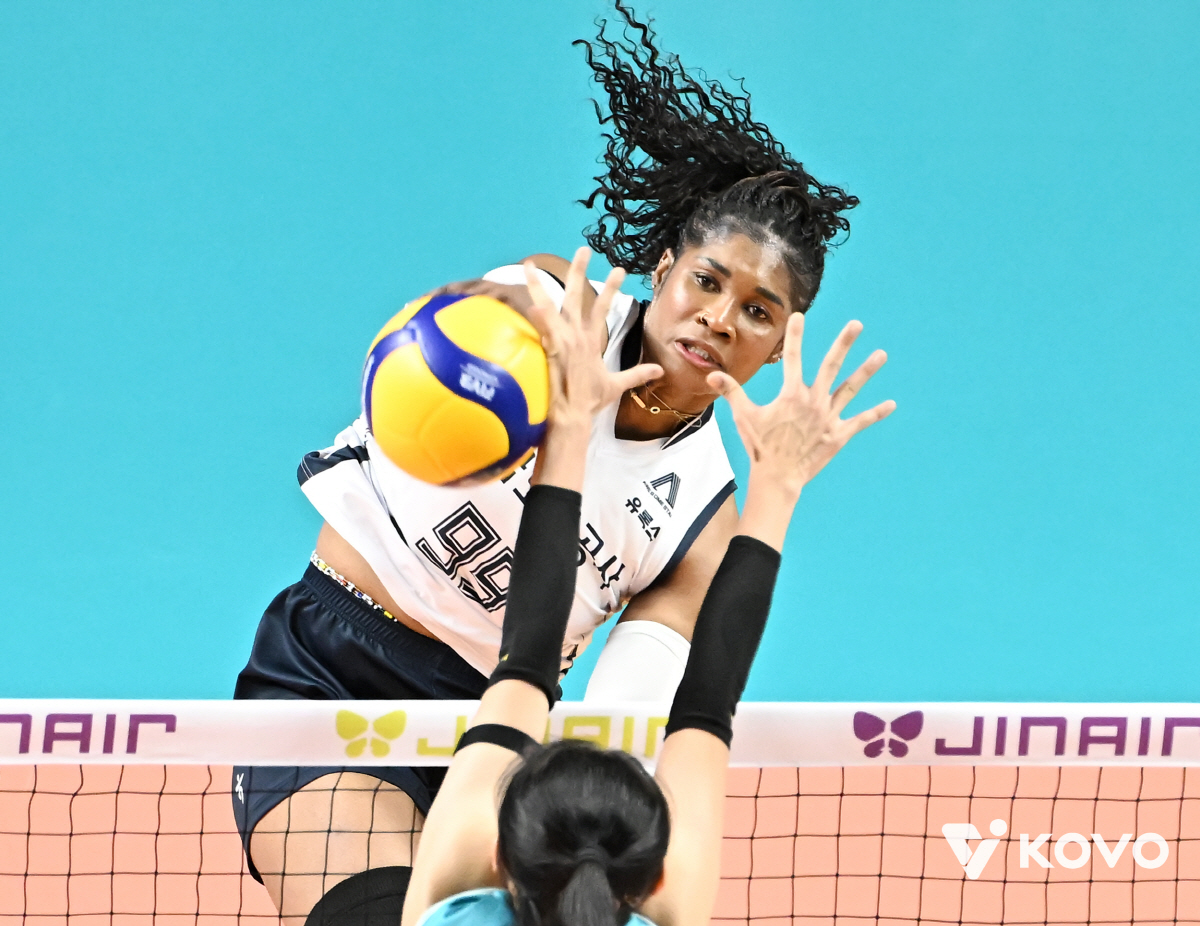 '카메룬 괴물 개인 新 45점 대폭격' 도로공사 1위 도약, GS 꺾고 …