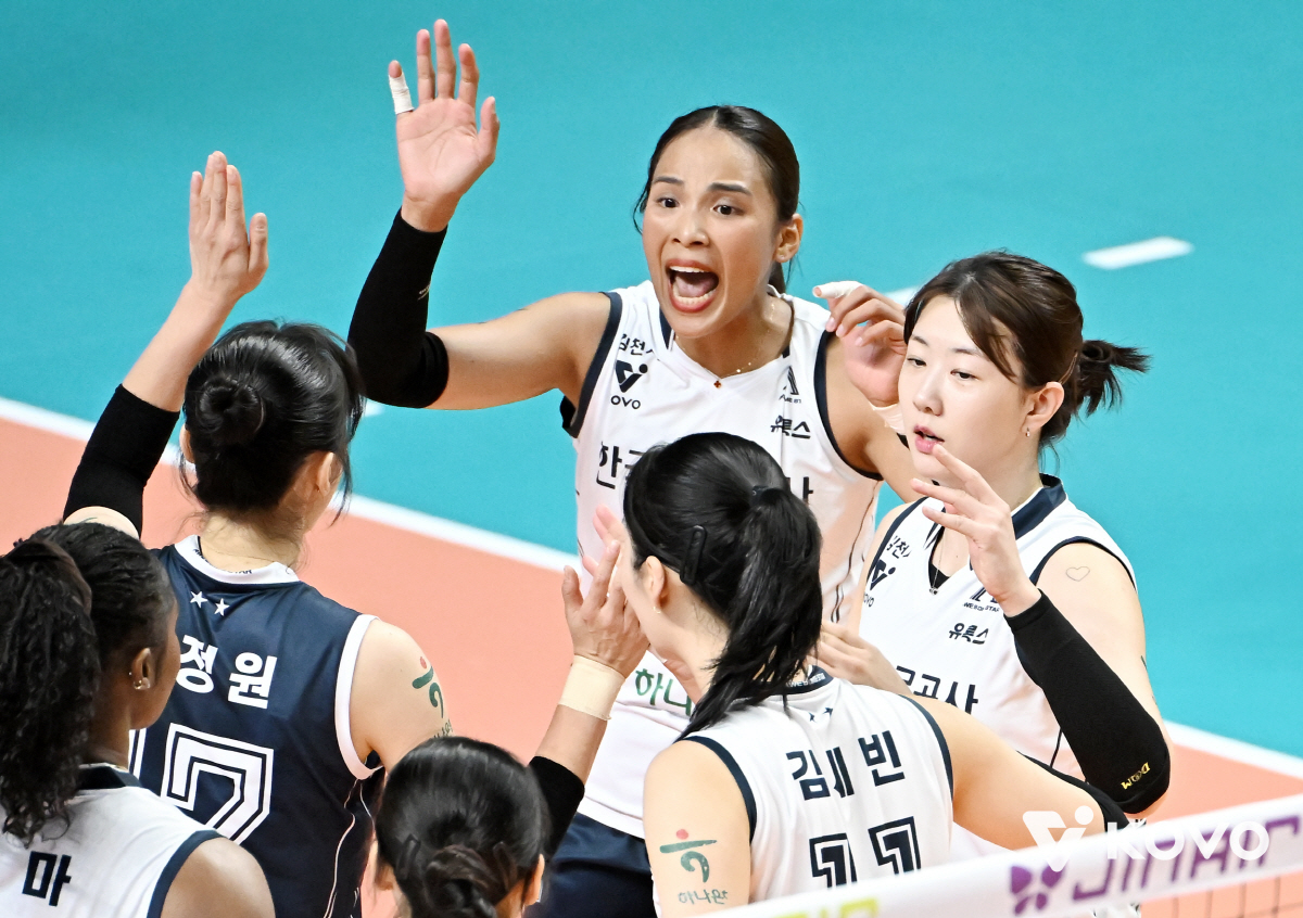 '카메룬 괴물 개인 新 45점 대폭격' 도로공사 1위 도약, GS 꺾고 …