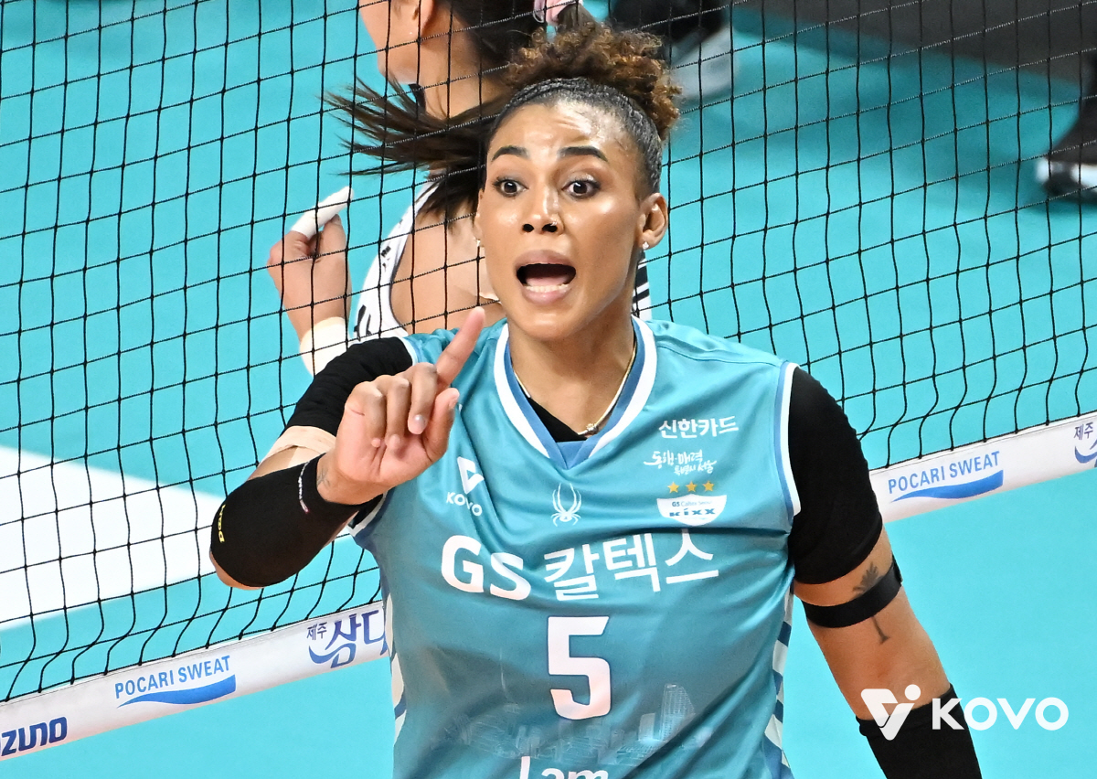 '카메룬 괴물 개인 新 45점 대폭격' 도로공사 1위 도약, GS 꺾고 …