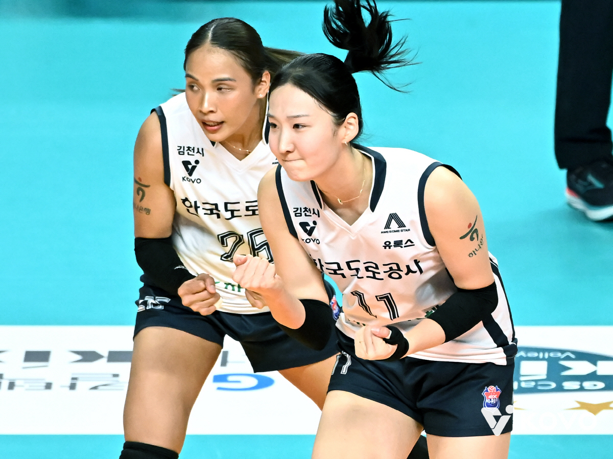 '카메룬 괴물 개인 新 45점 대폭격' 도로공사 1위 도약, GS 꺾고 …