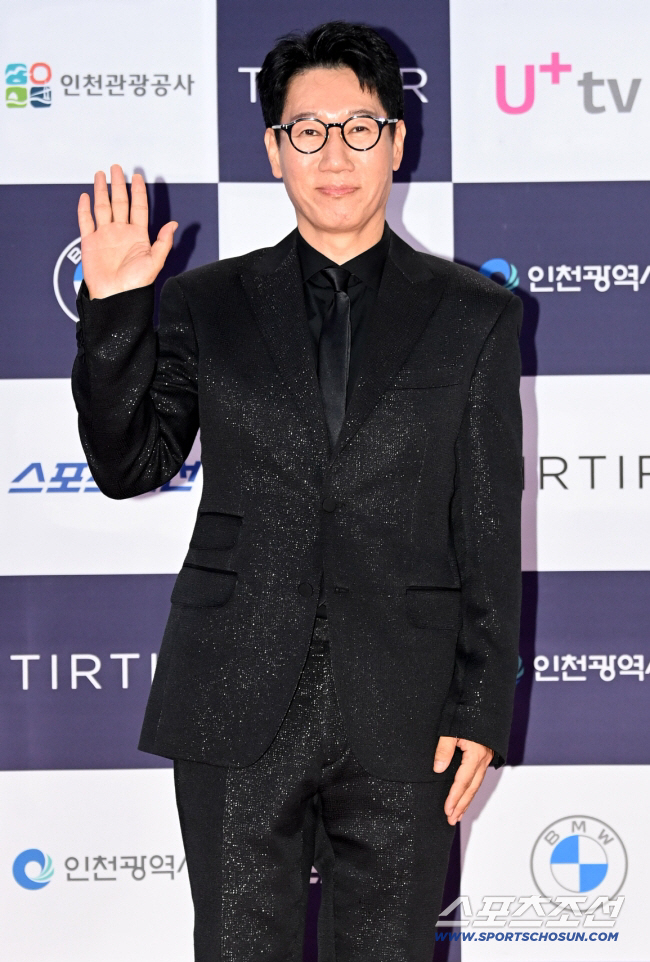 '59세' 지석진, 얼굴 갈았다..."1살=3년, 젊음 지키기 위해" (…