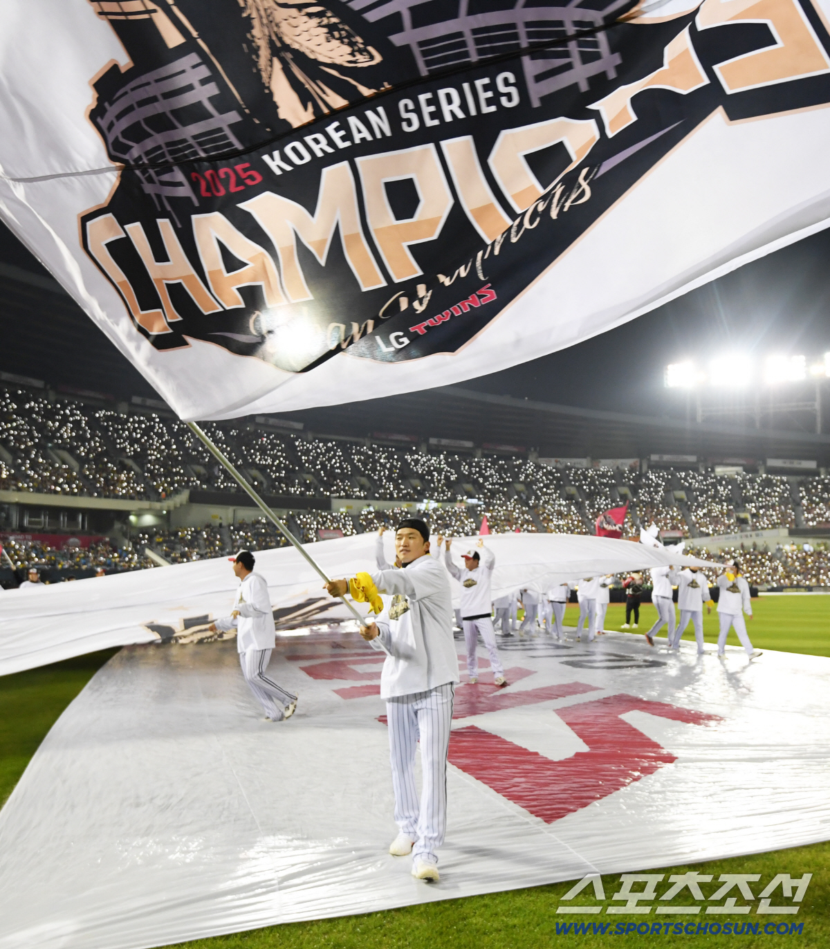 [포토] 박해민 '우승기 흔들며'