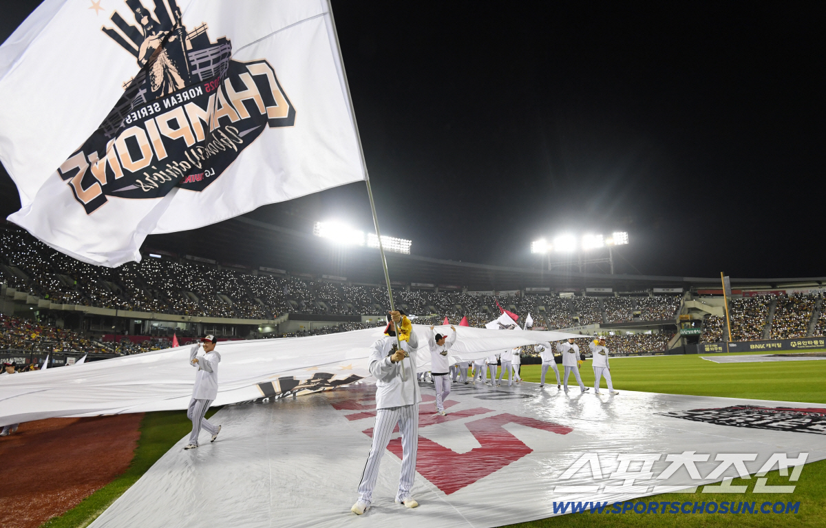 [포토] 주장 박해민 선두로 우승기 흔들며 등장