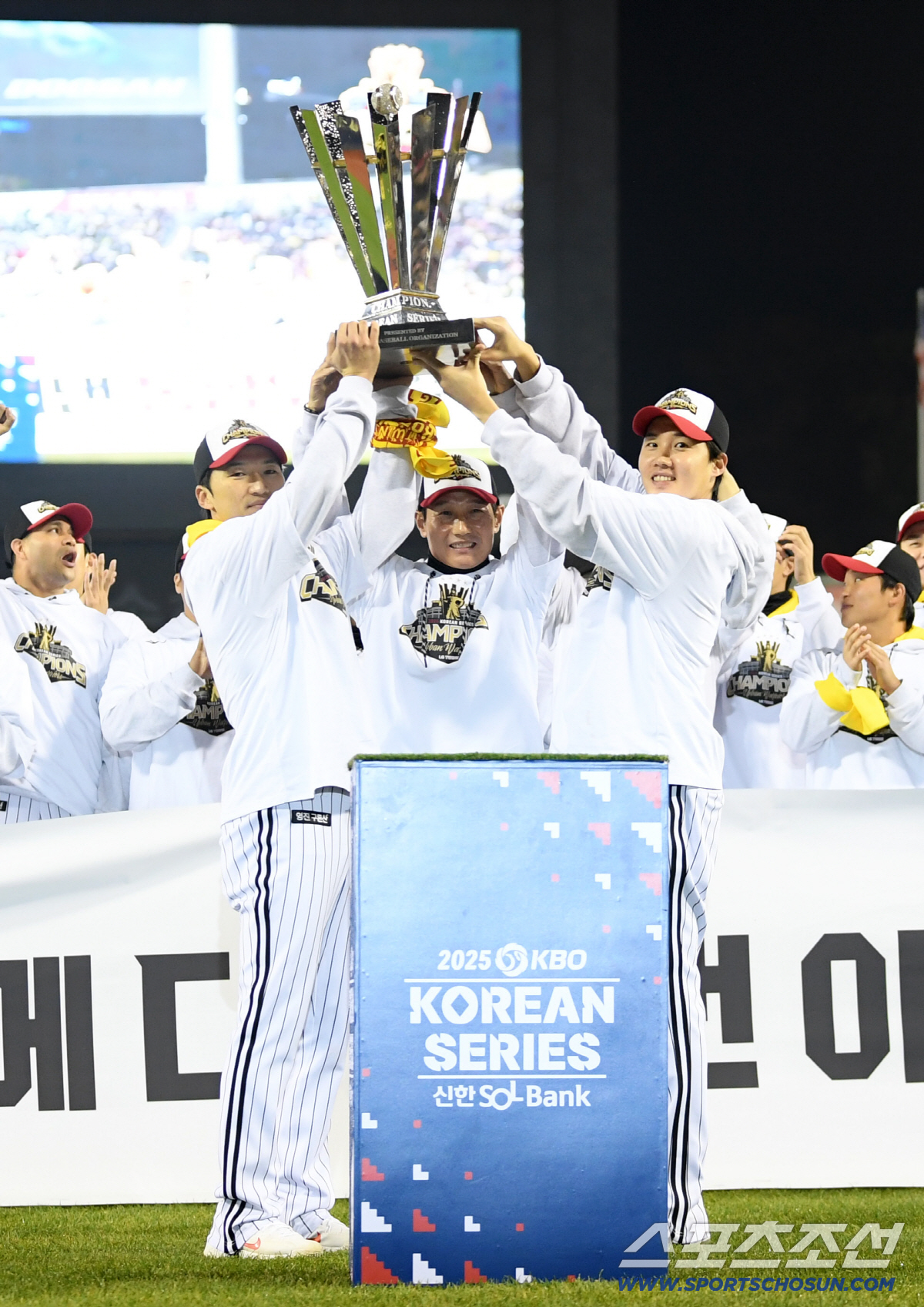 [포토] LG 박해민-염경엽 감독-임찬규 '우승 트로피 세리머니'