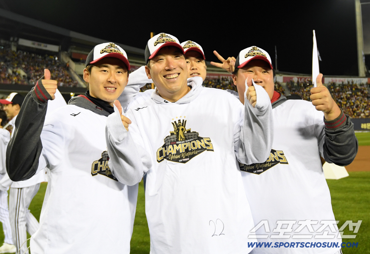 [포토] 김현수 'LG 동료들과 소중한 추억'