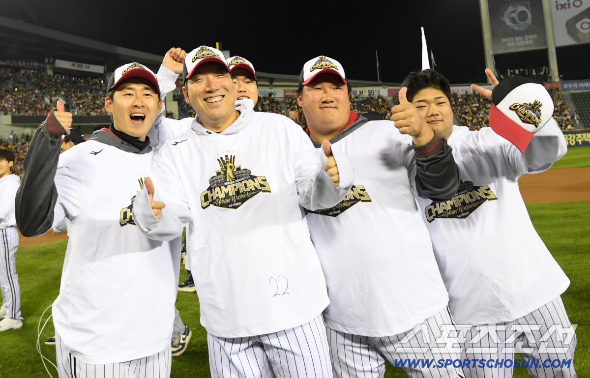 [포토] 김현수 'LG 동료들과'