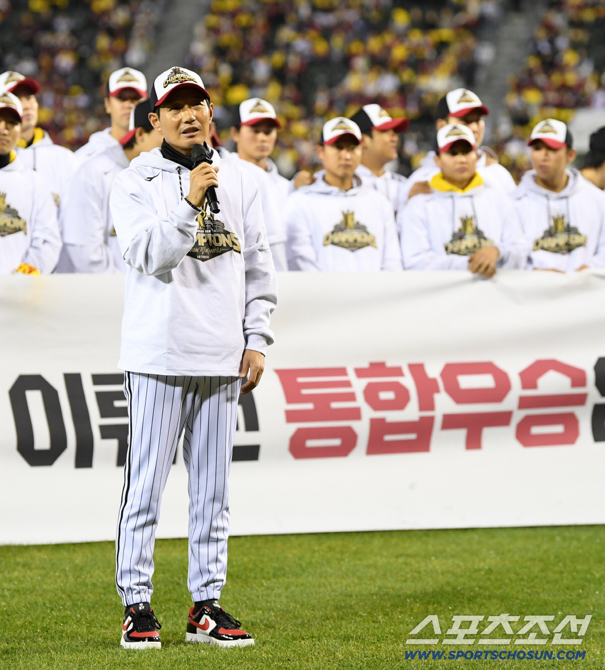 [포토] 염경엽 감독 '통합 우승 감독'