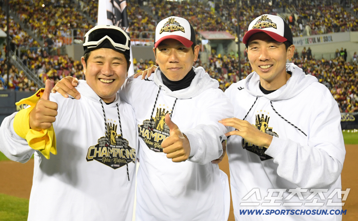 [포토] 김재율-모창민-김용의 코치 '우승 이끈 LG 타격 파트'