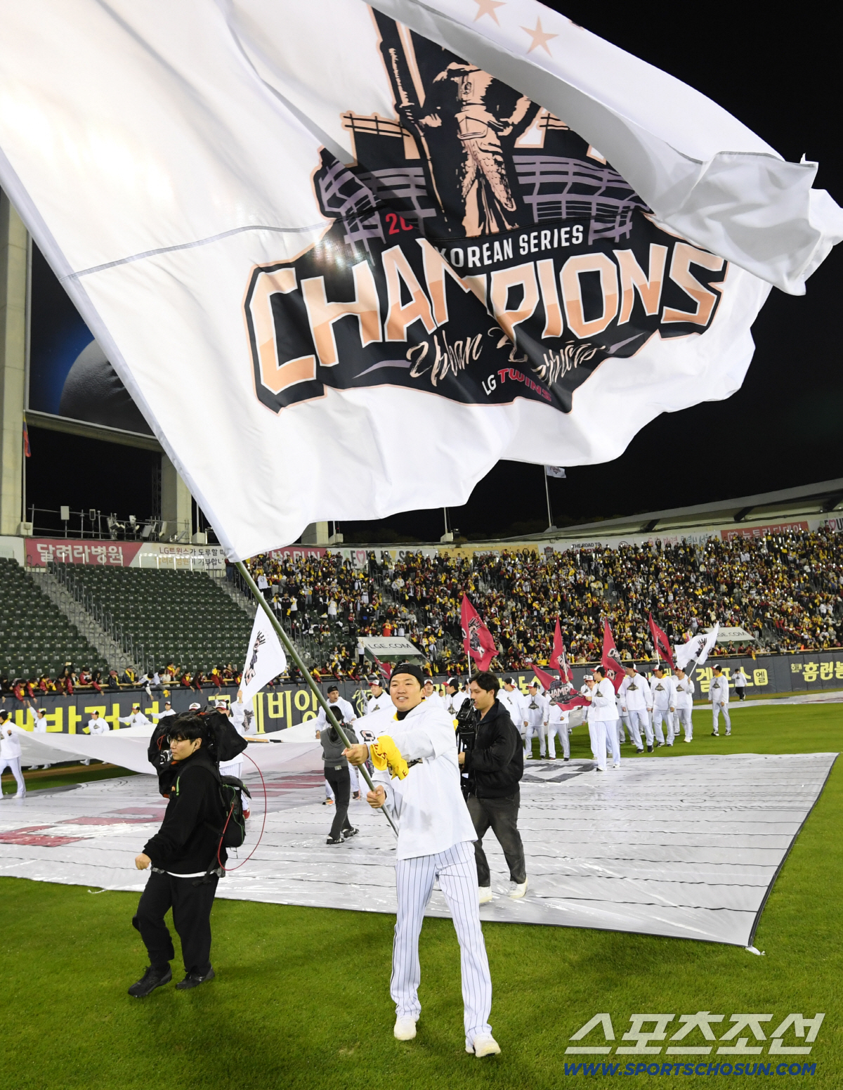 [포토] 우승 캡틴 박해민 '잠실구장에서 세리머니'