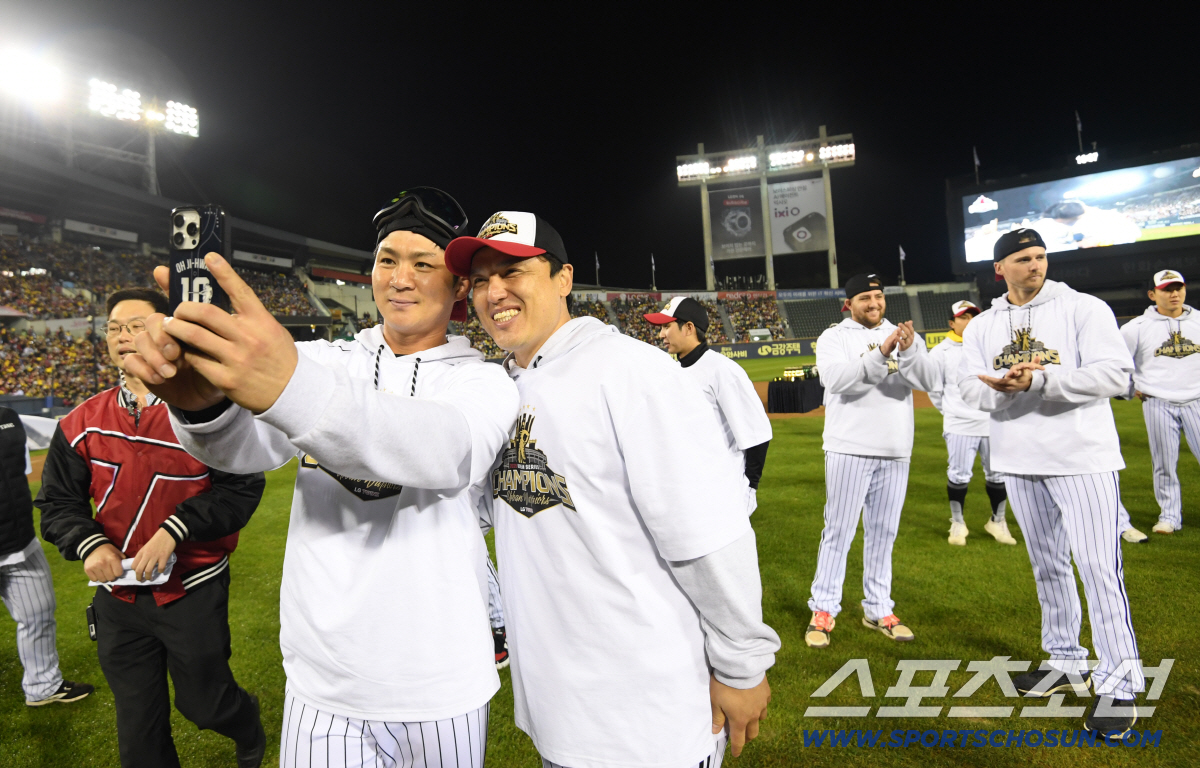 [포토] 오지환-박동원 '우승하고 돌아온 잠실에서 셀카'