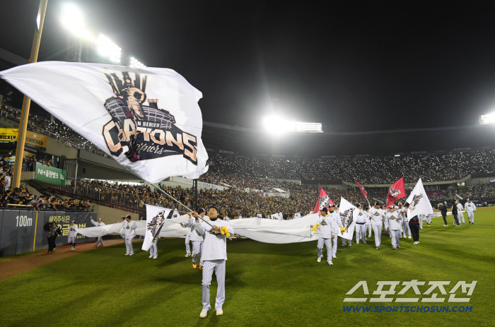 팬들에게 보답하기 위해... 타올 직접 증정, 미니 게임, 김현수 깜짝 응원. 노란타올로 가득한 행복한 우승 행사