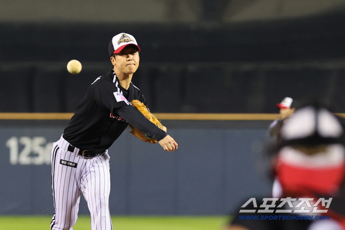 치리노스가 포수라니... 유격수 임찬규의 슈퍼캐치. 천성호 그라운드 홈런. 선수들의 깜짝 아이디어로 더 완벽해진 우승행사[잠실 현장]