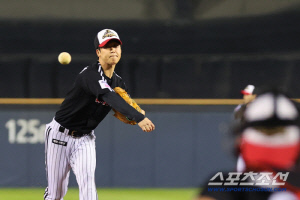치리노스가 포수라니... 유격수 임찬규의 슈퍼캐치. 천성호 그라운드 홈런. 선수들의 깜짝 아이디어로 더 완벽해진 우승행사[잠실 현장]