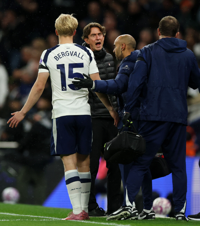 "충격" '손흥민은 그렇게 안 했다!' 판 더 펜→스펜스 태도 논란, 첼시전 패배 뒤 프랭크 감독 '대놓고' 패싱