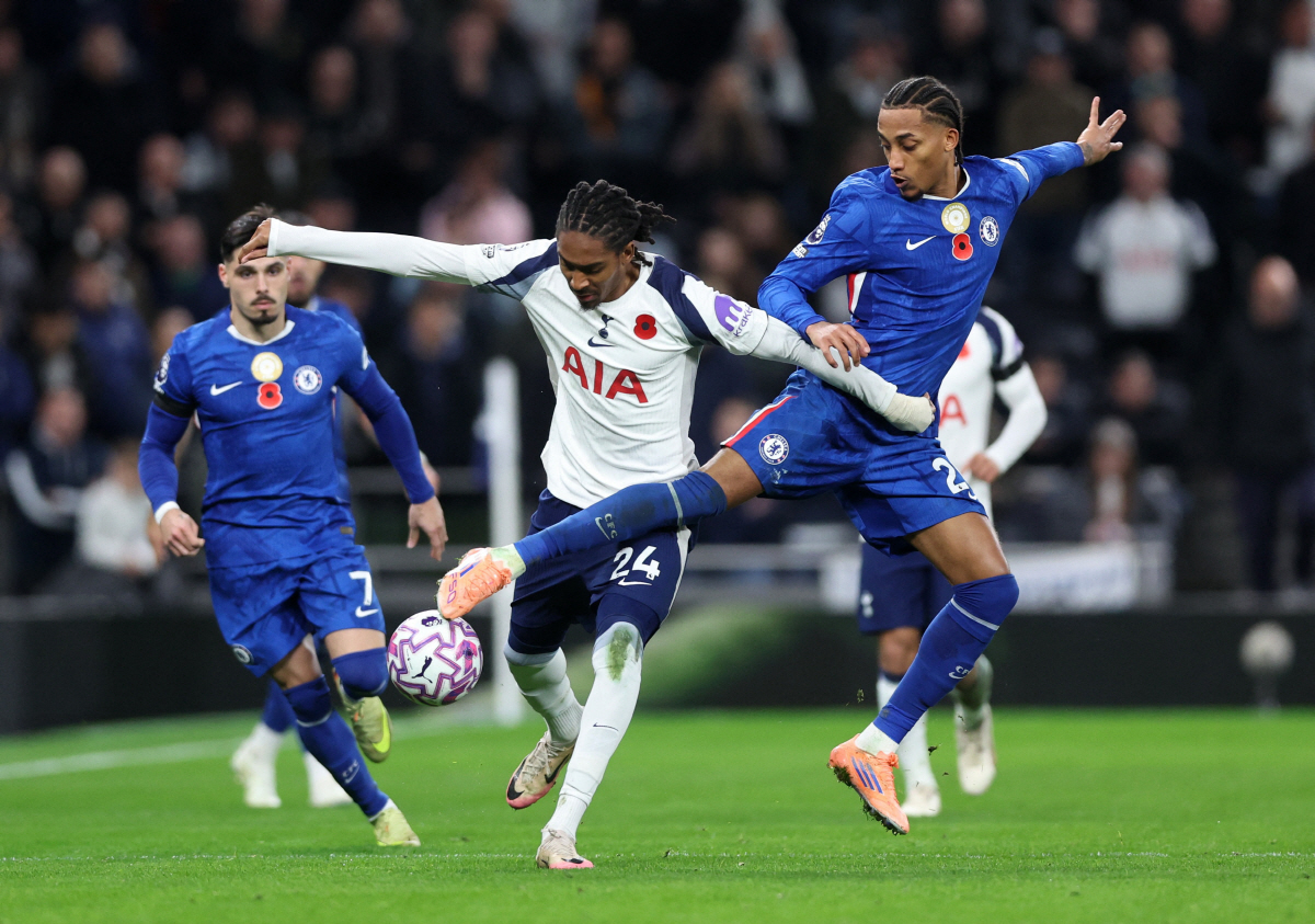 "충격" '손흥민은 그렇게 안 했다!' 판 더 펜→스펜스 태도 논란, 첼…