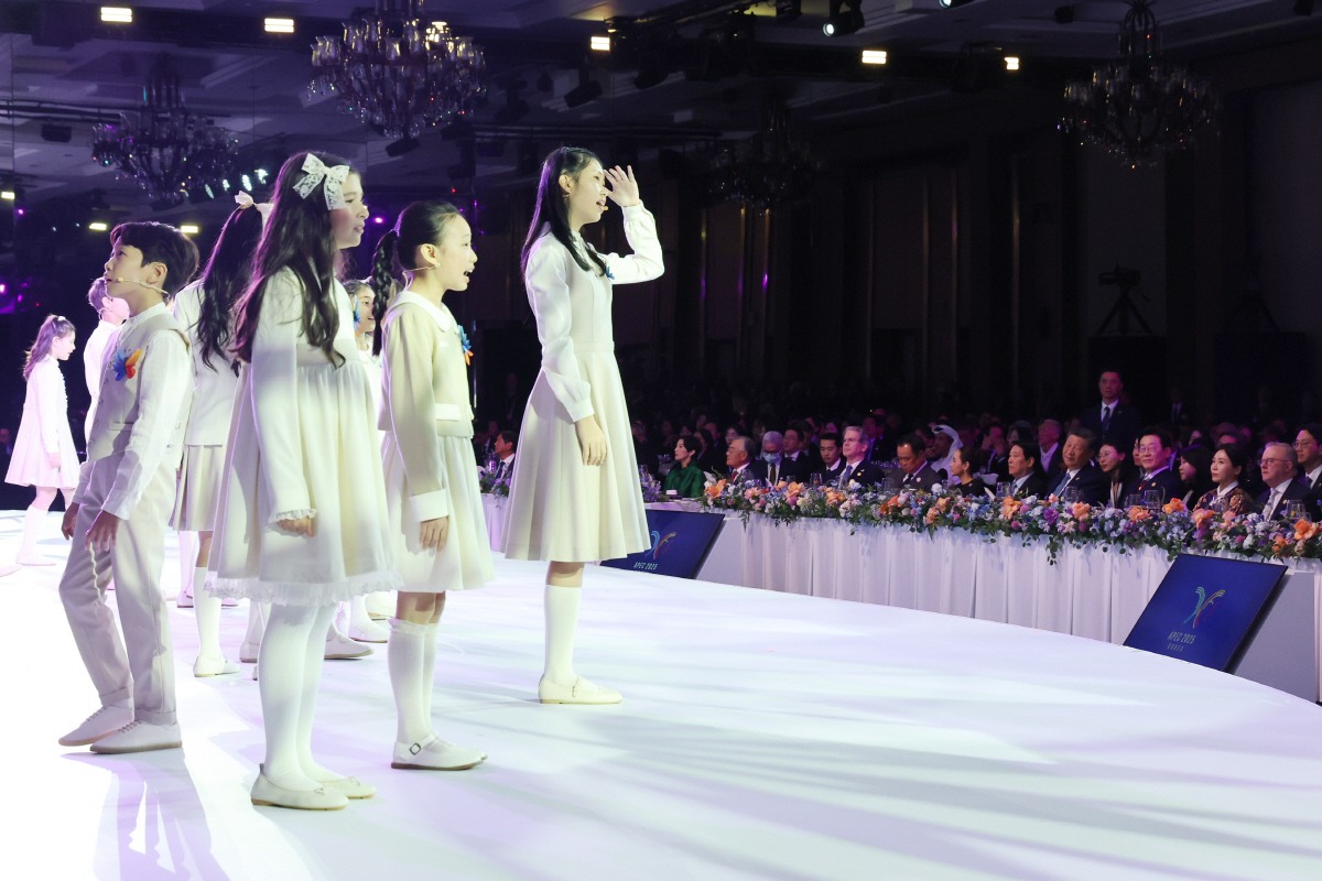 지드래곤 공연·차은우 사회에…세계 정상들 휴대전화 들었다, APEC서 증…