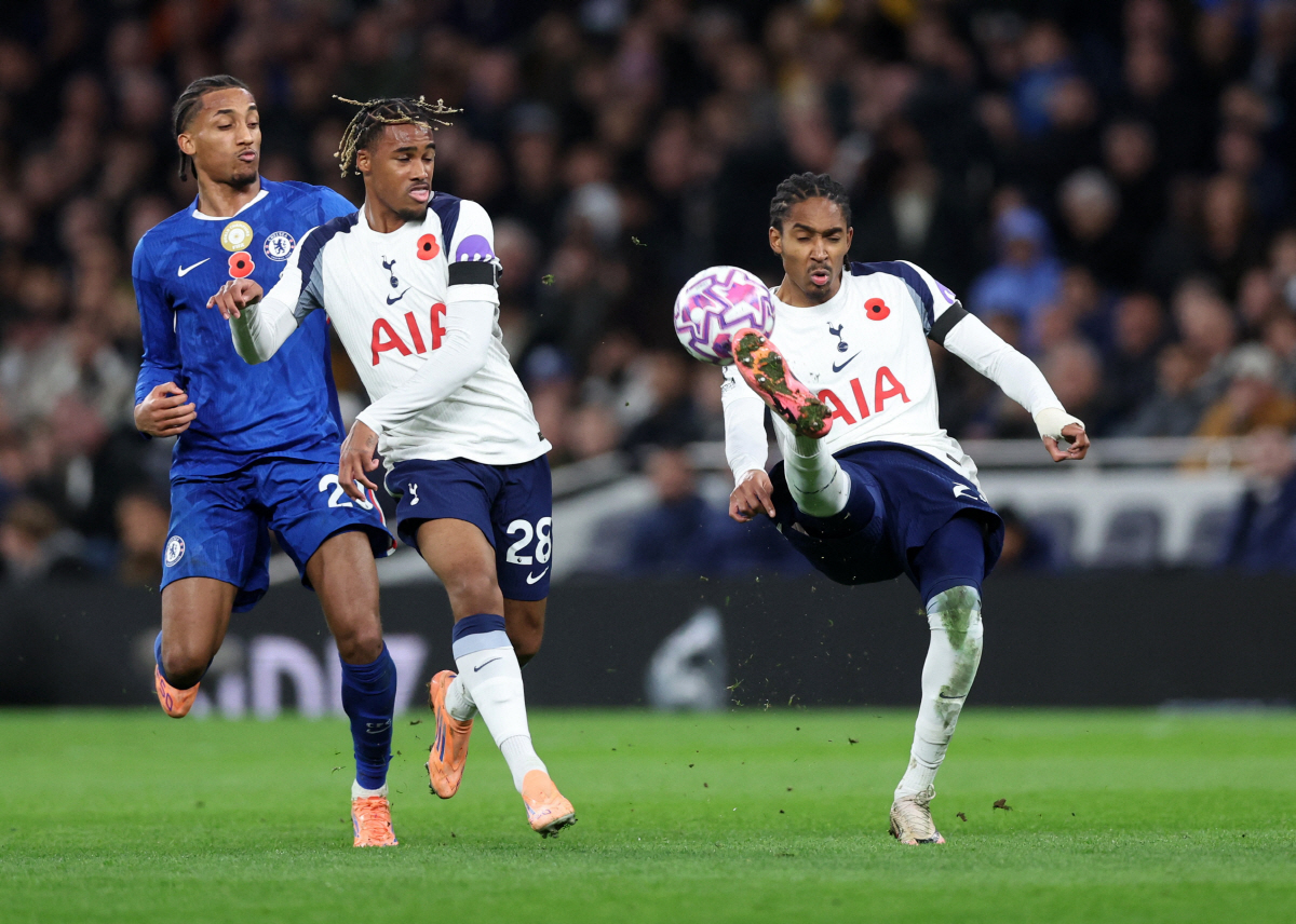 '손흥민 시절엔 상상도 못했는데' 기강 무너진 토트넘...스펜스-판 더 …