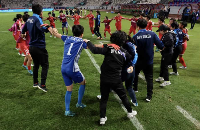 '디펜딩챔프'北축구소녀들의 괴력,'강호'日 5대1 대파→브라질과 4강 격…