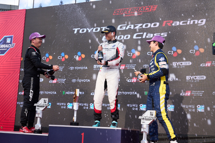 이창욱, 슈퍼레이스 시즌 첫 드라이버 챔프 등극하며 20대 영건 드라이버 시대 열어