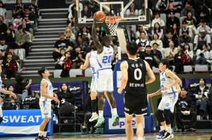 [현장분석] 가스공사 극단적 '골밑 올인 전략' 통했다. 가스공사, KT 에 71대60 완승. 가스공사 벼랑끝 전술, KT 아킬레스건 어떻게 찔렀나