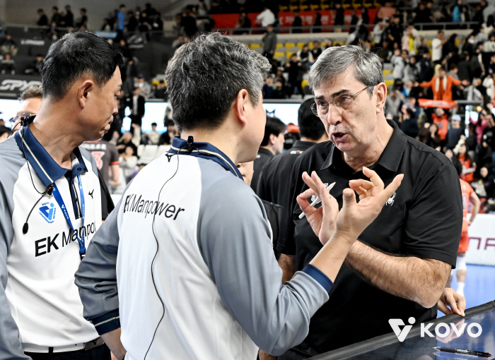 "판정 번복이라니!" 코트 위 신사의 격분, 스스로 무너뜨린 심판의 권위…佛명장의 준엄한 일침 [천안패장]