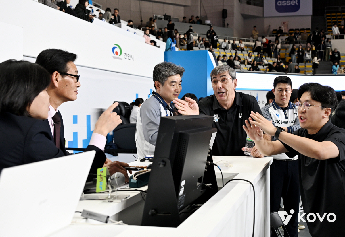 "판정 번복이라니!" 코트 위 신사의 격분, 스스로 무너뜨린 심판의 권위…