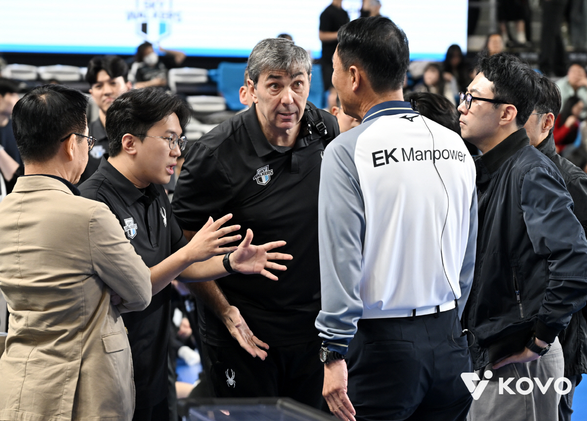 "판정 번복이라니!" 코트 위 신사의 격분, 스스로 무너뜨린 심판의 권위…