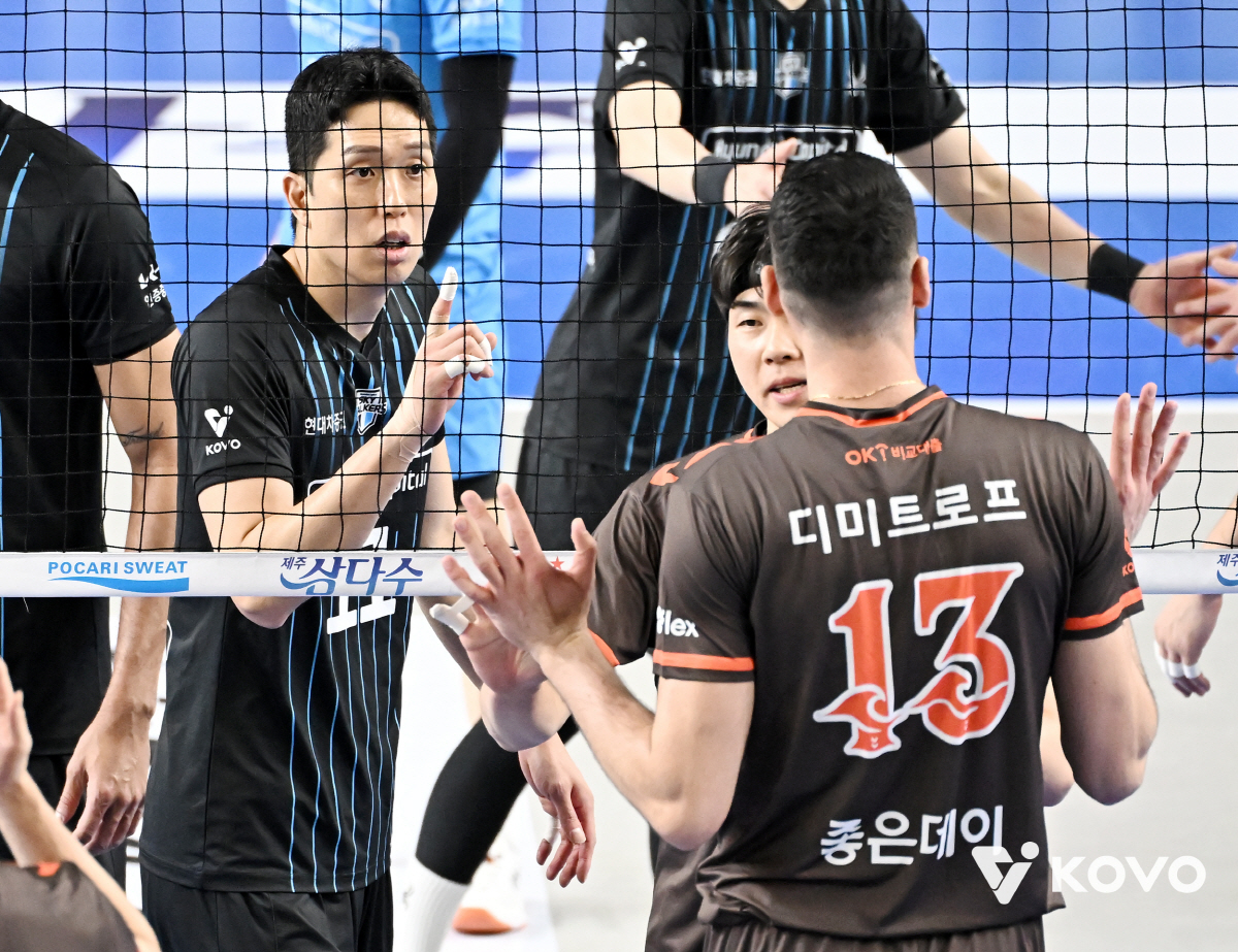 "판정 번복이라니!" 코트 위 신사의 격분, 스스로 무너뜨린 심판의 권위…