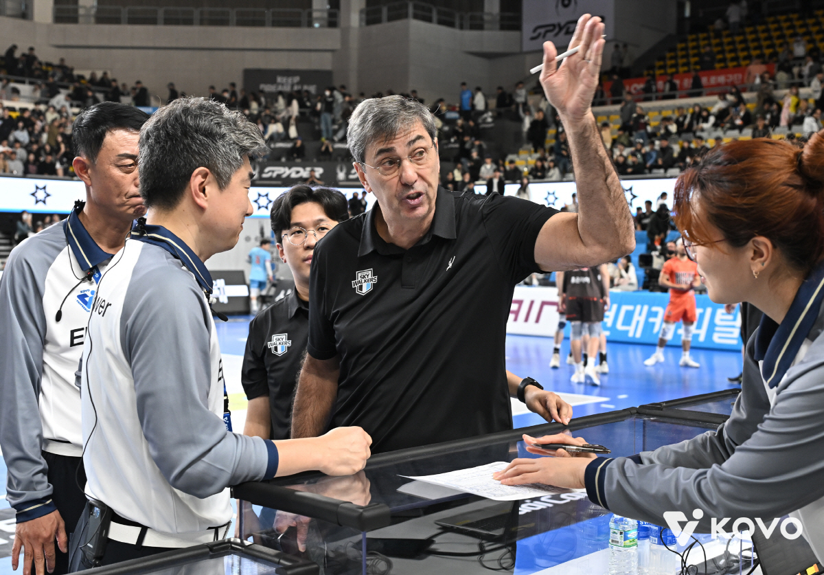 "판정 번복이라니!" 코트 위 신사의 격분, 스스로 무너뜨린 심판의 권위…