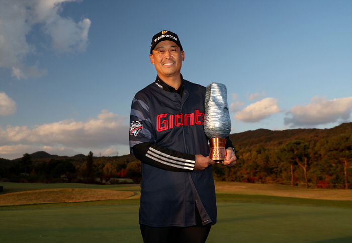 18년 만에 첫 감격 우승...그런데 왜 롯데 유니폼을 입고 시상식에 등…