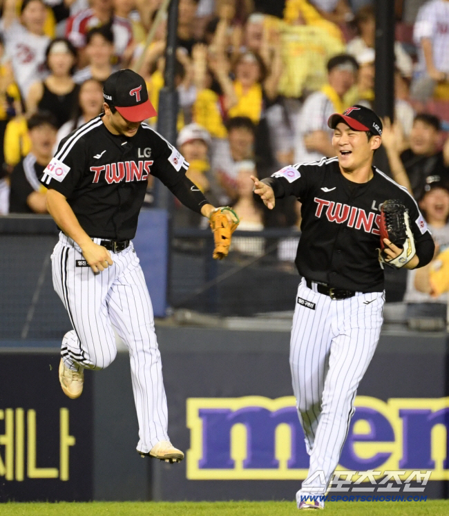 다리들어 번트 타구 흘렸던 '씬스틸러'의 어퍼컷 세리머니 "내 인생 최고…