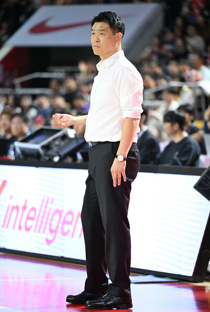 [현장인터뷰]'승장' 조상현 감독 "꾸역꾸역 이겼다…아셈 마레이, 허리 좋지 않은 상황"